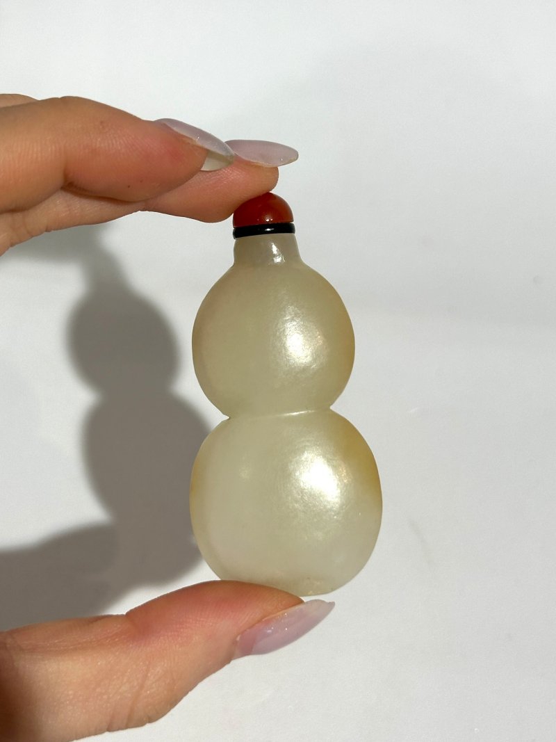 清十九世紀 白玉褐沁葫蘆形鼻煙壺 及座 | A WHITE JADE 'DOUBLE GOURD' SNUFF BOTTLE WITH PALE RUSSET INCLUSIONS - 图3