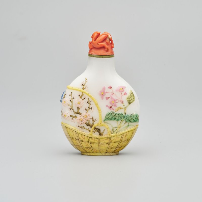 1750-1850 涅白玻璃胎畫琺瑯花籃式鼻煙壺、珊瑚蓋 ⌈古月軒⌋礬紅楷書款 及盒 | AN ENAMELLED GLASS SNUFF BOTTLE - 图1