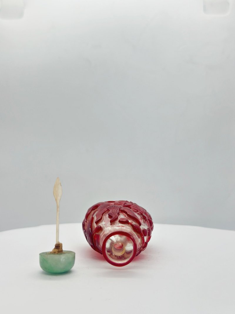 清十九世紀 透明地套紅玻璃金魚紋鼻煙壺、翡翠蓋 | A RED OVERLAY GLASS 'GOLDFISH' SNUFF BOTTLE - 图4
