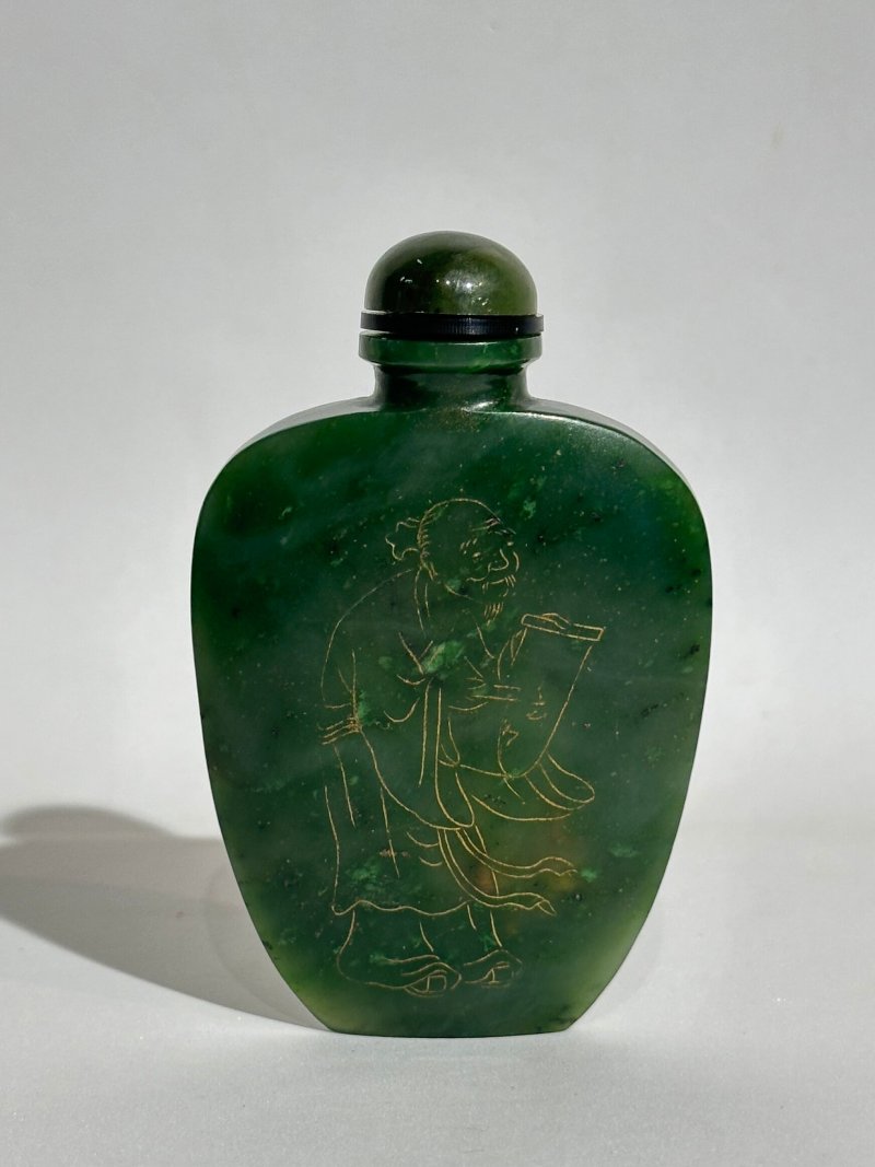 1750至1820（或）宮廷作坊 碧玉填金⌈高士展卷•御製詩⌋桌壺 | AN INSCRIBED AND GILT SPINACH JADE SNUFF BOTTLE FOR A TABLE - 图6