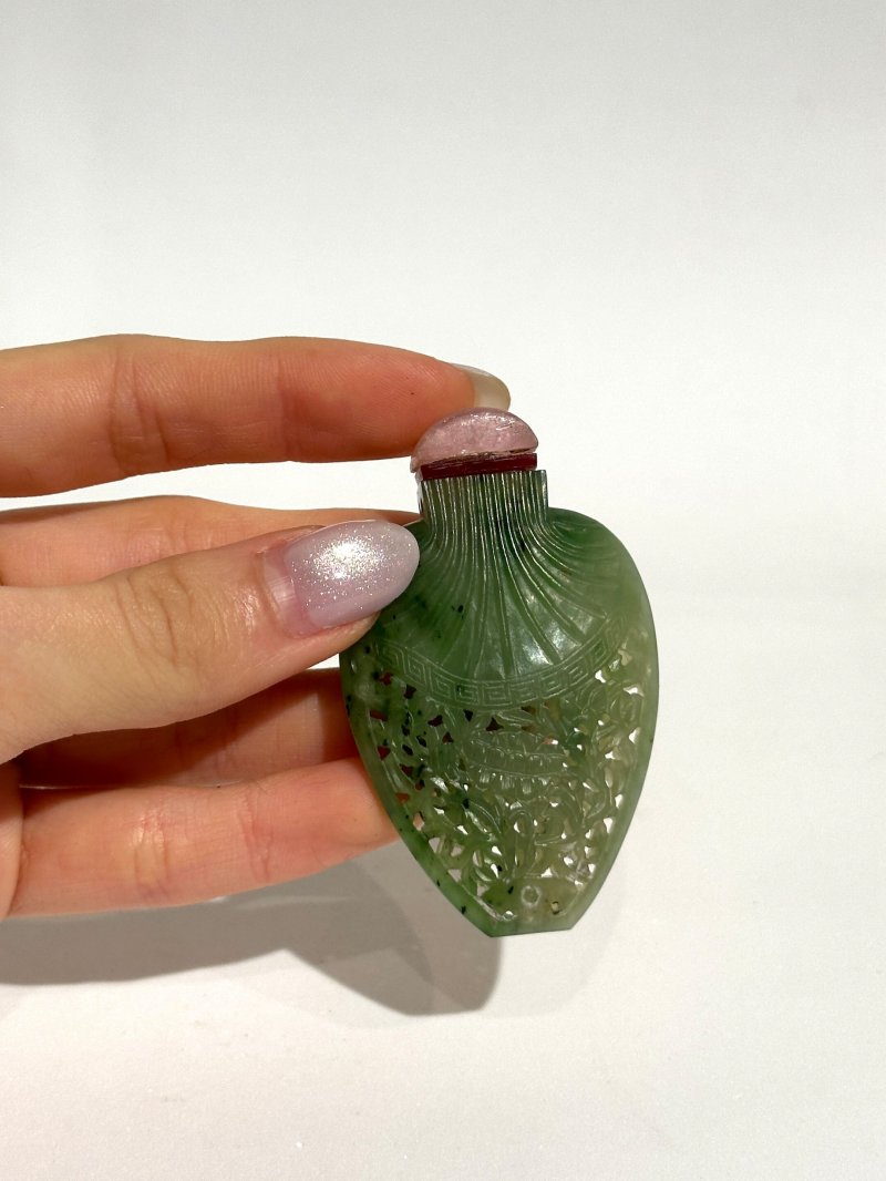 清十九世紀 碧玉鏤雕花卉紋香水瓶 | A RETICULATED SPINACH JADE 'FLORAL' PERFUME BOTTLE - 图3