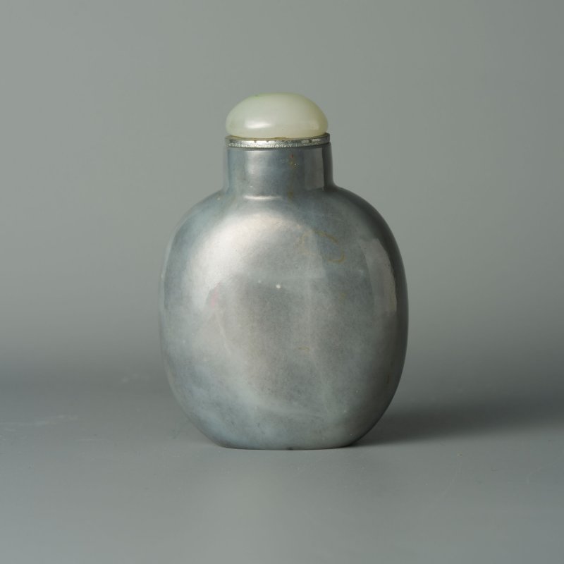 清1780-1850 蘇式灰白玉巧雕⌈高士品茗⌋鼻煙壺 | A BLACK AND WHITE JADE 'TEA CEREMONY' SNUFF BOTTLE - 图10