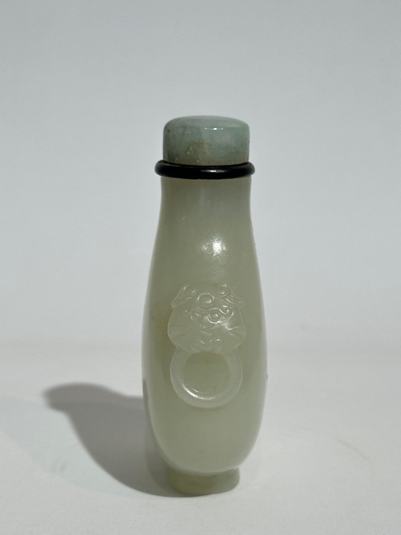 清十九世紀 青白玉光素鋪首銜環耳鼻煙壺、翡翠蓋 | A GREENISH WHITE JADE SNUFF BOTTLE - 图7