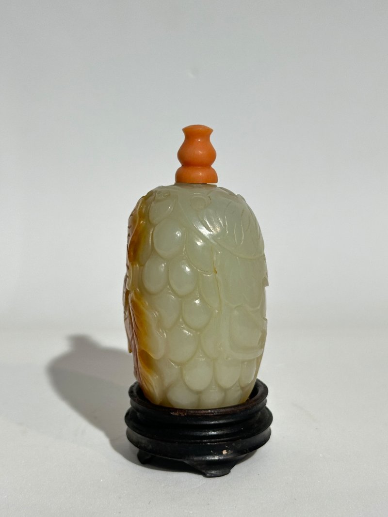清十九世紀 白玉帶皮巧雕葡萄紋鼻煙壺、珊瑚蓋 及座 | A WHITE JADE 'GRAPES' SNUFF BOTTLE WITH RUSSET INCLUSION - 图7