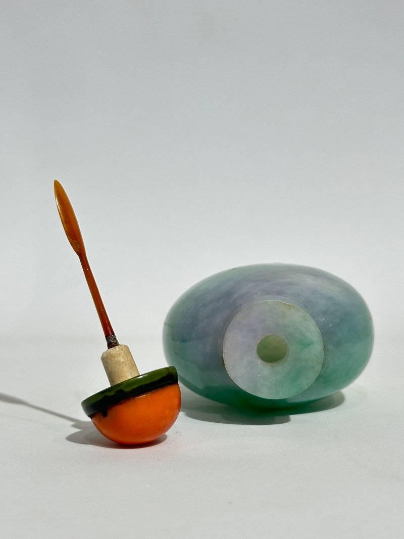 1780-1850 翡翠鼻煙壺、珊瑚蓋 | AN APPLE-GREEN JADEITE SNUFF BOTTLE - 图4