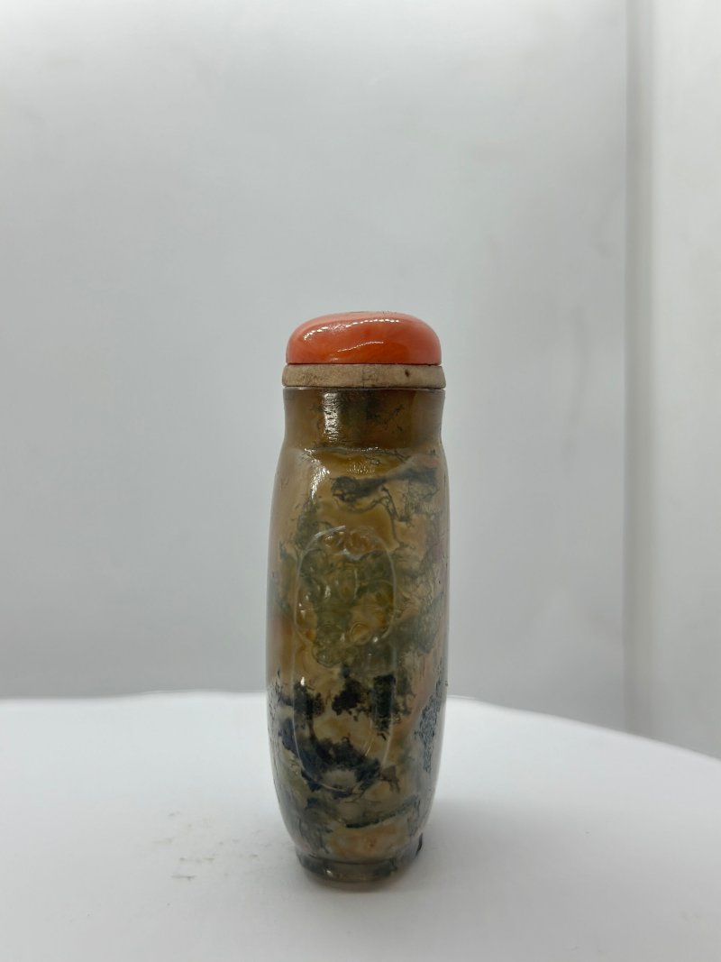 （壺）1780至1880，以葉仲三風格繪於其後 水藻瑪瑙內畫「汎舟清談•金玉滿堂」鼻煙壺、珊瑚蓋 | AN INSIDE PAINTED MOSS AGATE 'BOATING AND GOLDFISH' SNUFF BOTTLE - 图4