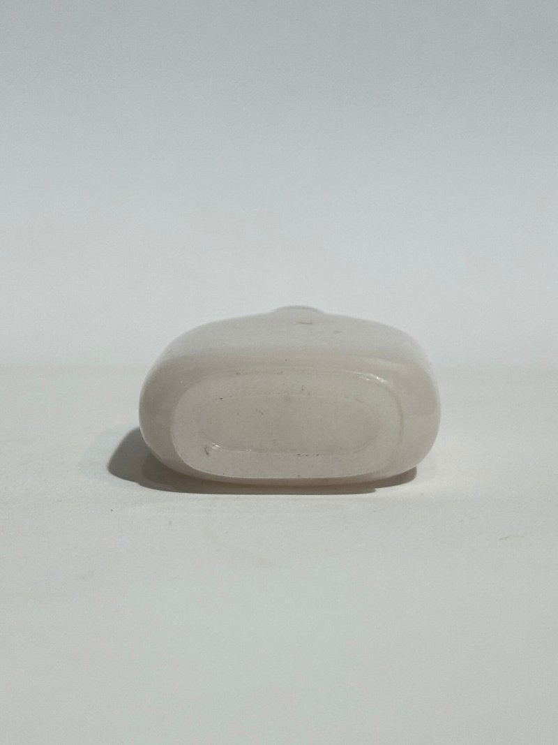 清十八/十九世紀 白玉光素鼻煙壺、翡翠蓋 | A WHITE JADE SNUFF BOTTLE - 图5