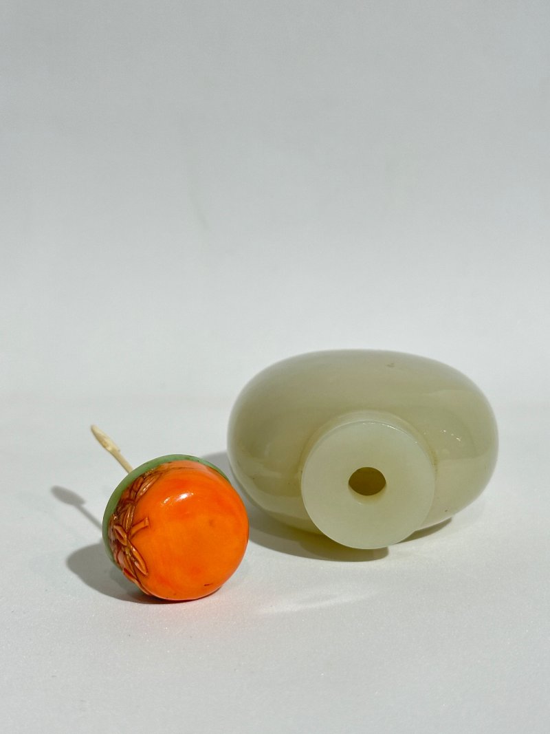1750-1850 青白玉⌈一路連科⌋鼻煙壺、珊瑚蓋 | A GREENISH WHITE JADE 'LOTUS AND EGRET' SNUFF BOTTLE - 图4