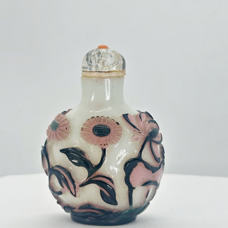 1750-1850 涅白地套三色玻璃菊紋鼻煙壺 髮晶點珊瑚蓋 | A MULTI-COLOUR OVERLAY WHITE GLASS 'FLOWERS' SNUFF BOTTLE - 图3