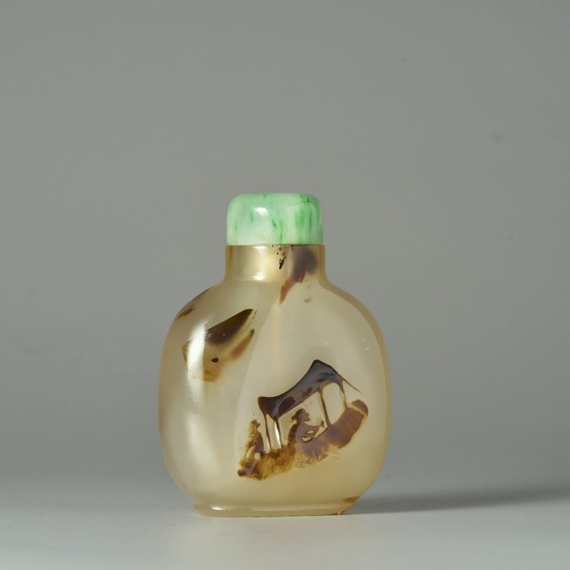 清十八/十九世紀 影瑪瑙⌈汎舟⌋鼻煙壺、翡翠蓋 | A CHALCEDONY SHADOW AGATE 'BOATING' SNUFF BOTTLE - 图1