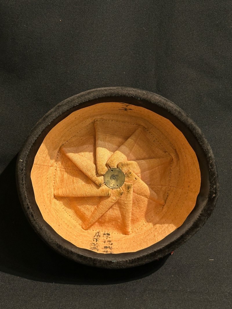 晚清 黑地雙龍戲珠紋披領及四品冬吉服冠一組二件 | AN EMBROIDERED PILING COLLAR AND A FOURTH-RANK OFFICIAL WINTER HAT - 图3