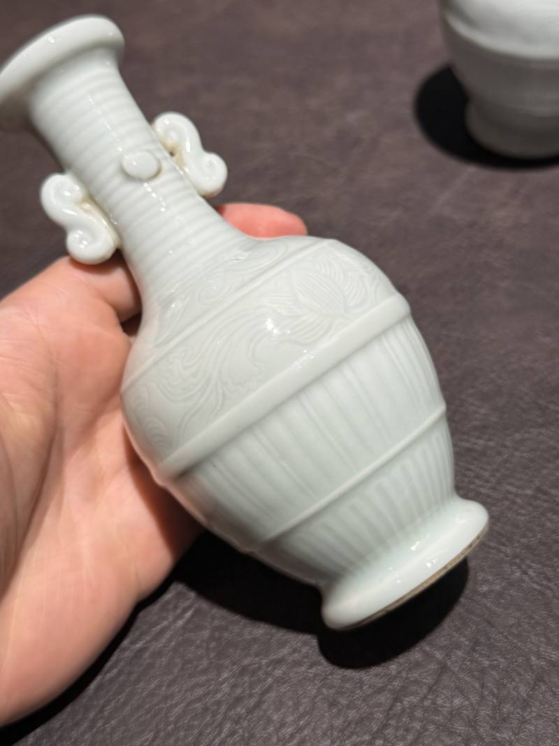 清 粉青釉花卉瓶一对 - 图10