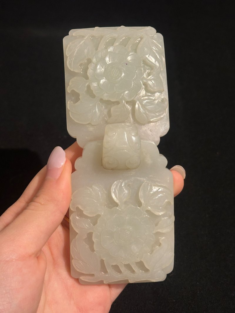 清十八/十九世紀 白玉花卉紋帶扣 | A WHITE JADE TWO-PART 'FLORAL' BELT BUCKLE - 图3