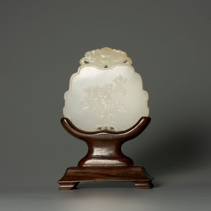 清十八世紀 白玉⌈福壽榮華⌋牌 及座 | A WHITE JADE 'PEONY' PLAQUE - 图1