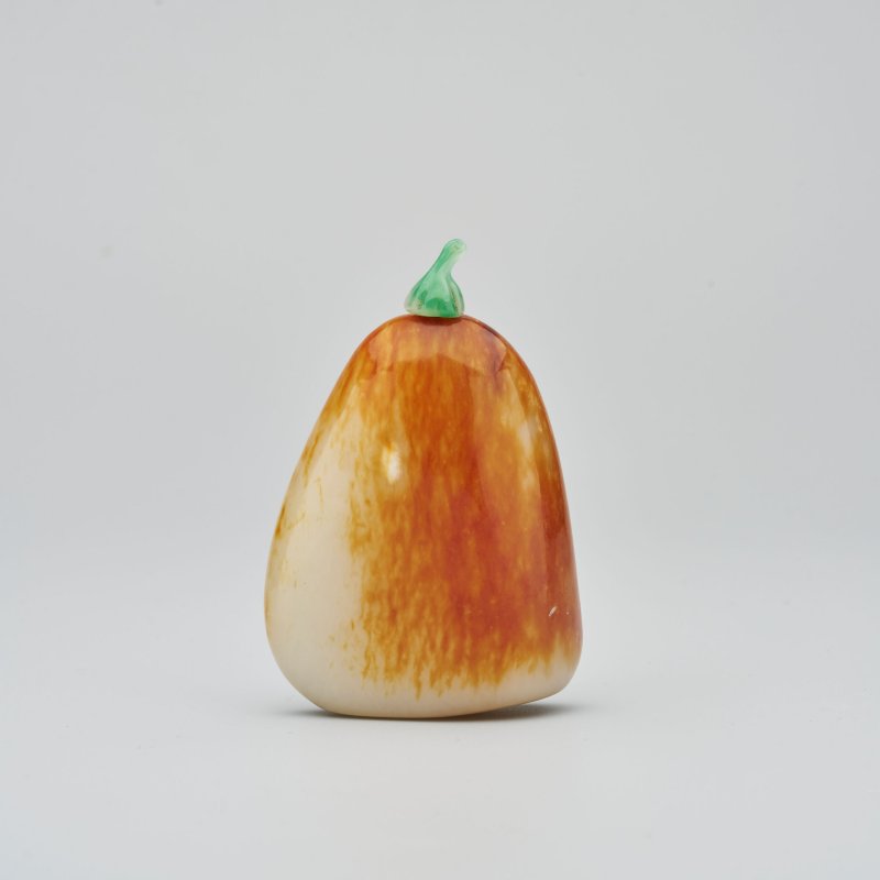 清同治一八六九年 汪鑅作子玉卵石帶皮隨形鼻煙壺、翡翠蓋 | AN INSCRIBED WHITE AND RUSSET JADE 'PEBBLE' SNUFF BOTTLE - 图10