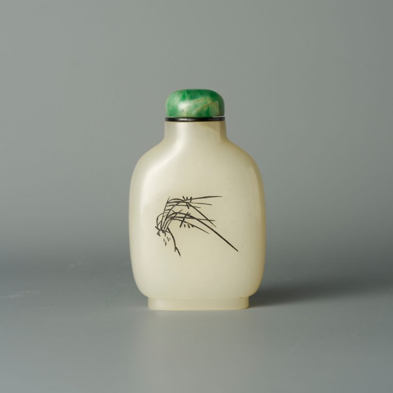 1750-1850 白玉填黑彩蘭紋詩文鼻煙壺、翡翠蓋 | A WHITE JADE 'ORCHID' SNUFF BOTTLE - 图1