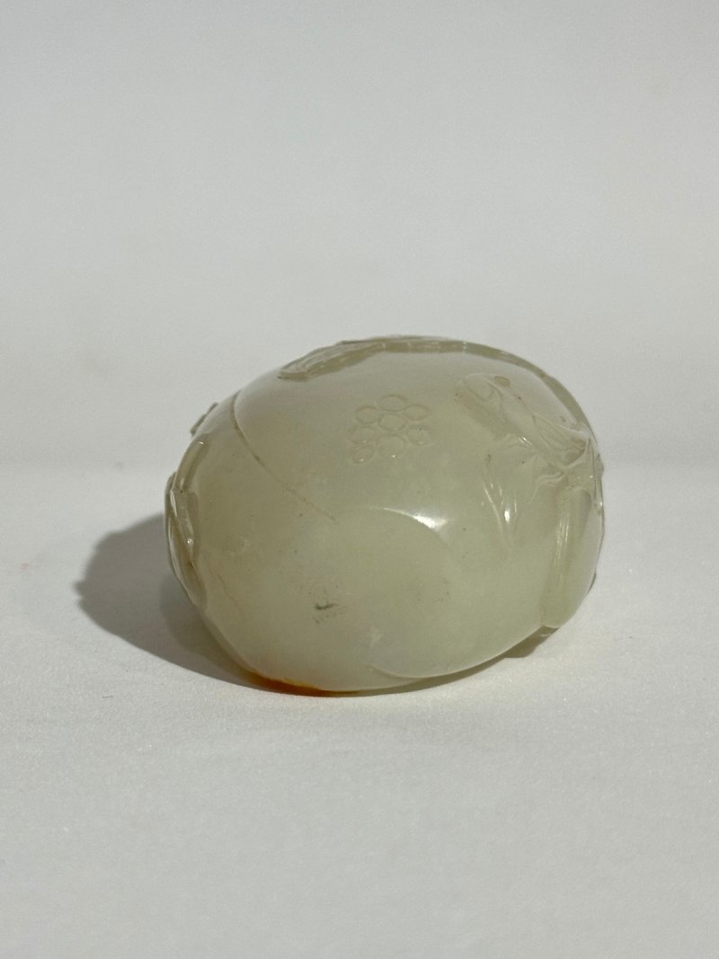 清十九世紀 白玉帶皮⌈瓜瓞綿綿⌋鼻煙壺 | A WHITE AND RUSSET JADE 'MELON' SNUFF BOTTLE - 图6