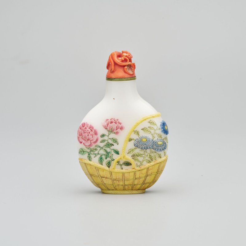 1750-1850 涅白玻璃胎畫琺瑯花籃式鼻煙壺、珊瑚蓋 ⌈古月軒⌋礬紅楷書款 及盒 | AN ENAMELLED GLASS SNUFF BOTTLE - 图11