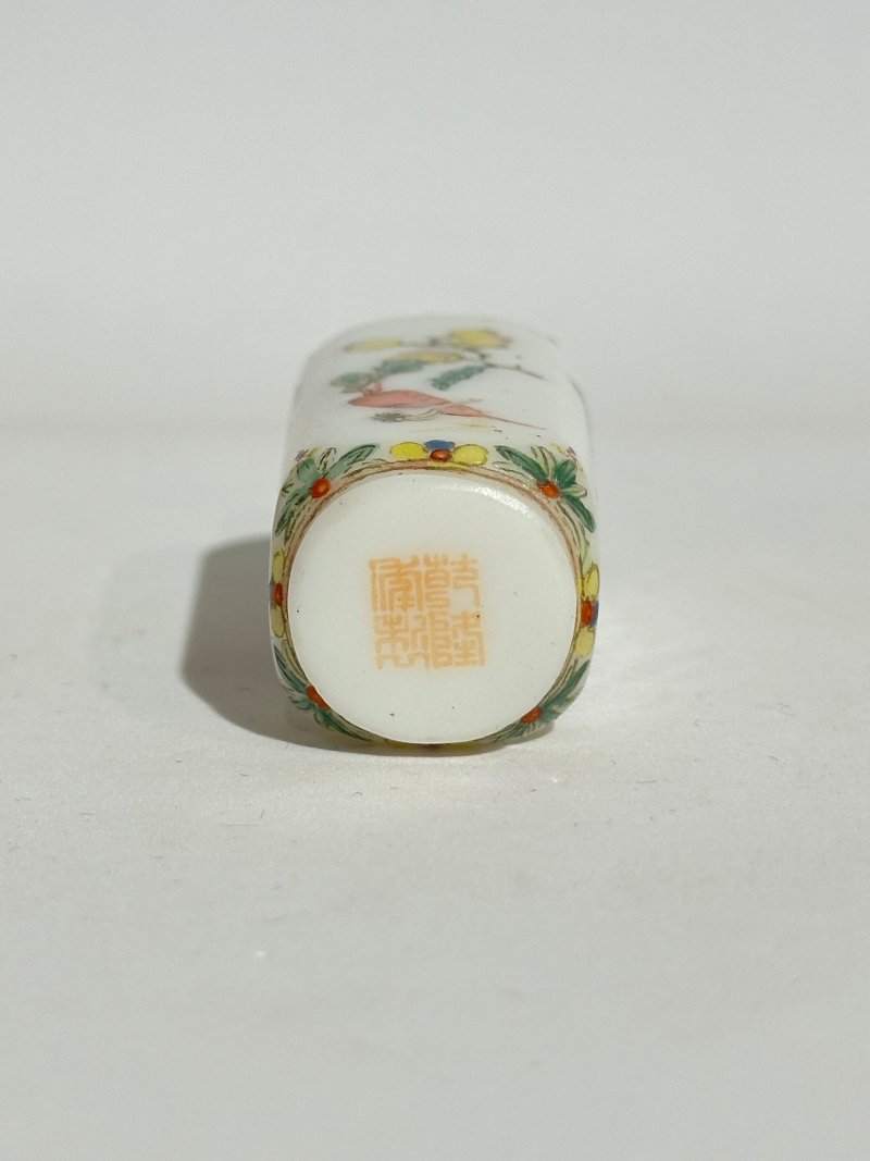 清十八/十九世紀 涅白玻璃胎畫琺瑯三多紋鼻煙壺 ⌈乾隆年製⌋礬紅篆書款 及盒 | A FAMILLE ROSE ENAMELLED WHITE GLASS SNUFF BOTTLE - 图5