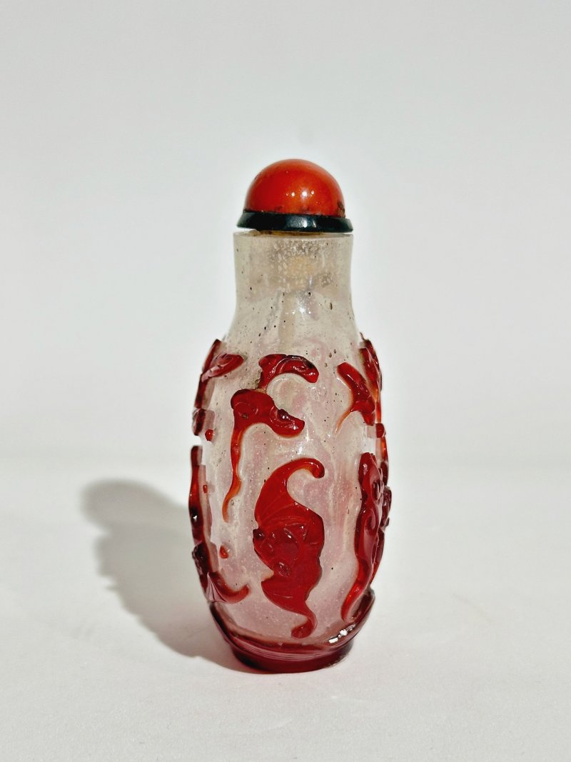 清十九世紀 霏雪地套紅玻璃蝠紋鼻煙壺 | A RED OVERLAY GLASS 'BATS' SNUFF BOTTLE - 图8