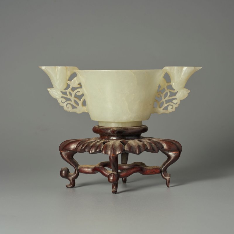 清 青白玉花卉耳杯 及座 | A GREENISH WHITE JADE 'FLORAL' CUP