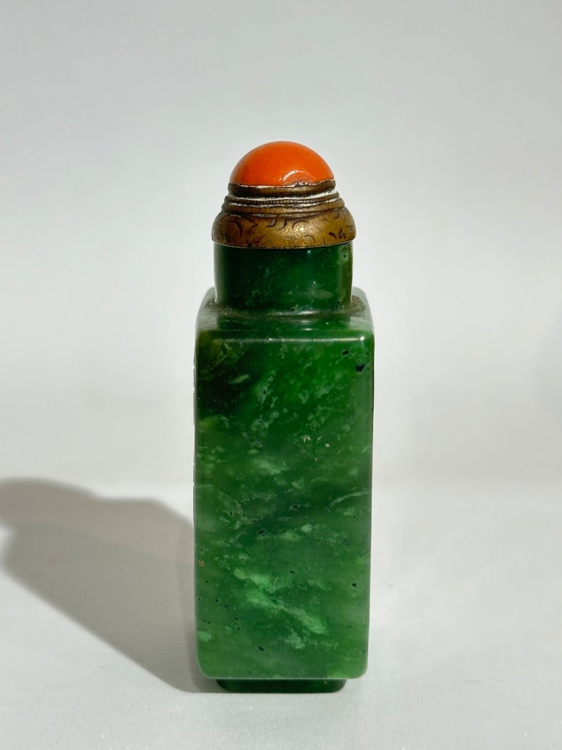 清十九世紀 碧玉壽字紋鼻煙壺、珊瑚蓋 | A SPINACH JADE 'SHOU' SNUFF BOTTLE - 图7