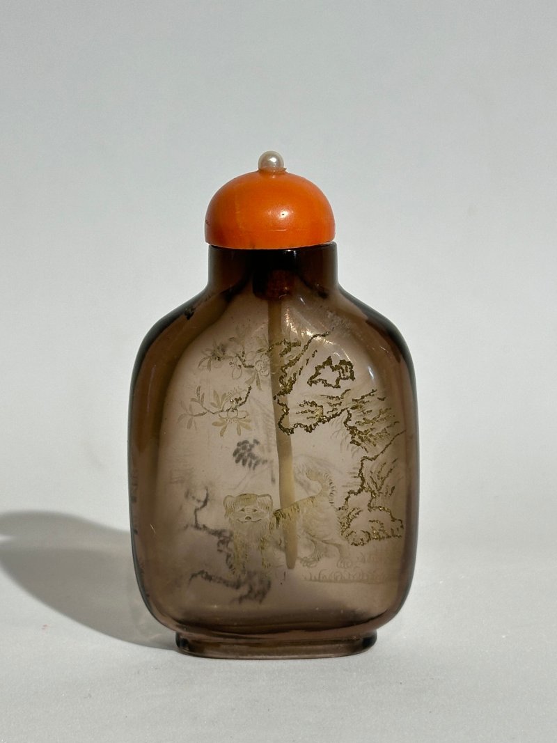 清十八/十九世紀 煙晶填金⌈松鶴延年⌋鼻煙壺 | A GILT-DECORATED SMOKY QUARTZ 'CRANE AND PINE' SNUFF BOTTLE - 图9