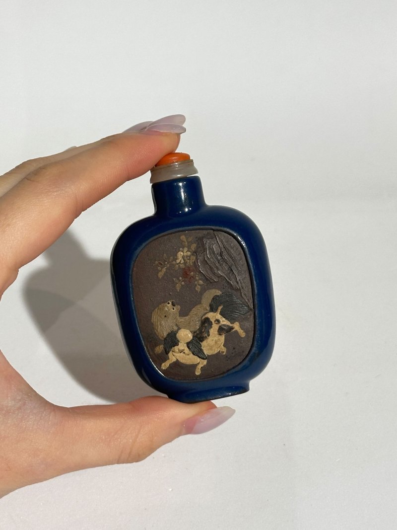 1750-1850 宜興紫砂藍釉堆彩犬鴿紋鼻煙壺 | A BLUE-ENAMELLED AND SLIP-DECORATED DARK BROWN YIXING SNUFF BOTTLE - 图3