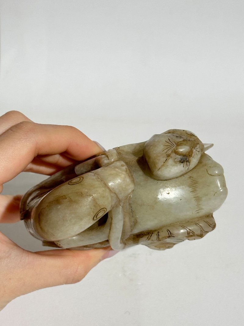 清十九世紀 青白玉⌈寶鴨銜蓮⌋擺件 及座 | A PALE GREEN JADE 'DUCK AND LOTUS' FIGURE GROUP - 图3