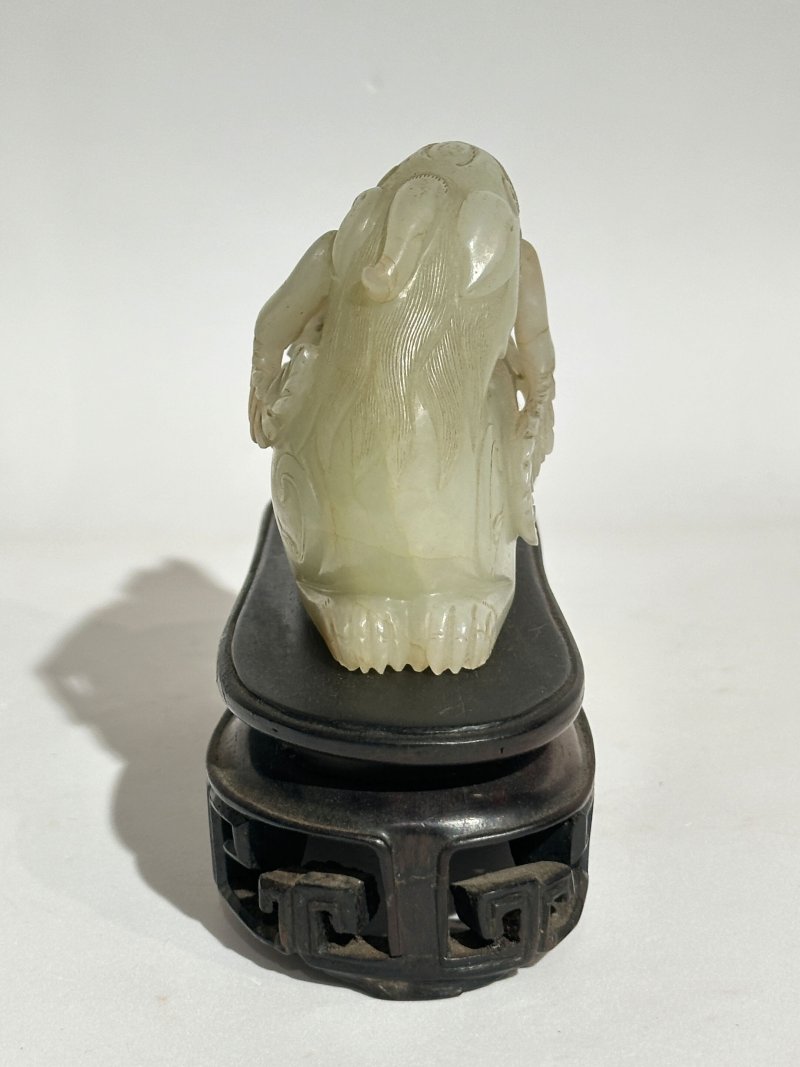 清 青白玉瑞獸銜花擺件 及座 | A GREENISH WHITE JADE 'DOG' CARVING WITH RUSSET INCLUSION - 图7