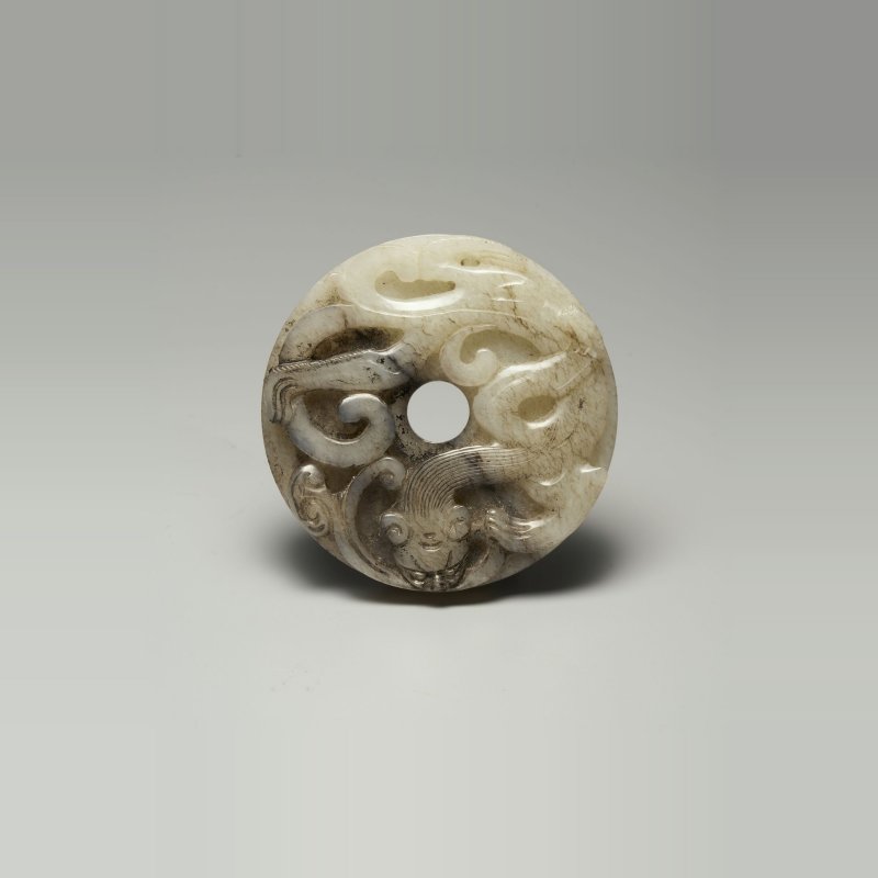 十七至十八世紀 灰玉螭龍紋璧 | A GREY JADE 'CHI DRAGON' CIRCULAR PLAQUE WITH DARK INCLUSIONS