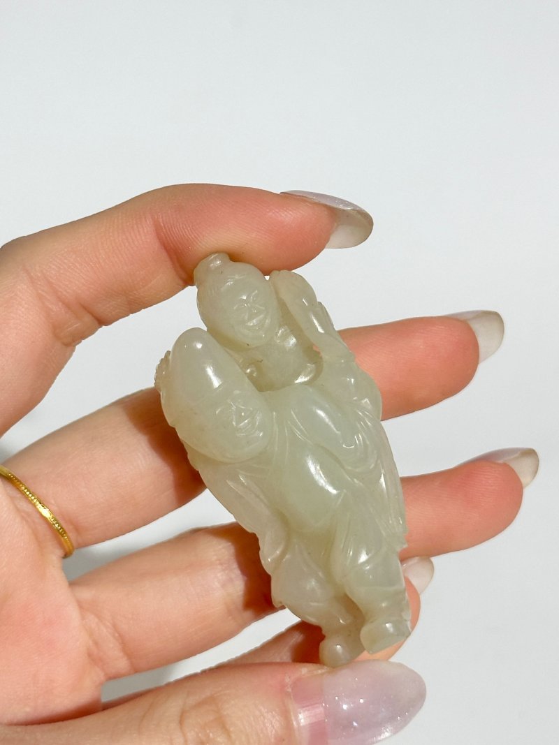 清十九世紀 青白玉⌈大小道童⌋擺件 及座 | A GREENISH WHITE JADE FIGURE GROUP - 图3
