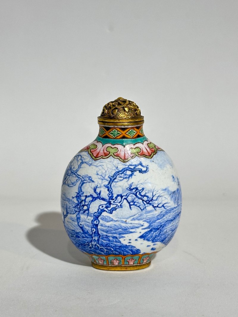 銅胎畫琺瑯⌈明式山水⌋鼻煙壺 ⌈乾隆年製⌋藍釉楷書款 | A PAINTED ENAMEL 'BLUE LANDSCAPE' SNUFF BOTTLE - 图9