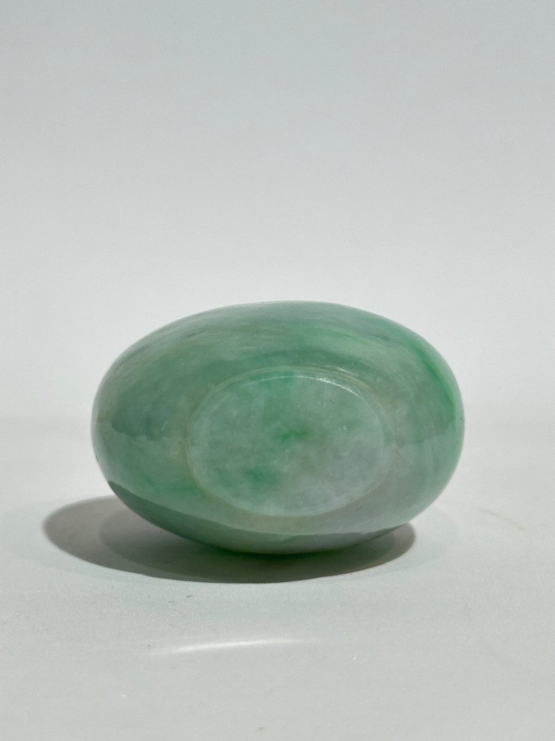 1780-1850 翡翠鼻煙壺、珊瑚蓋 | AN APPLE-GREEN JADEITE SNUFF BOTTLE - 图5