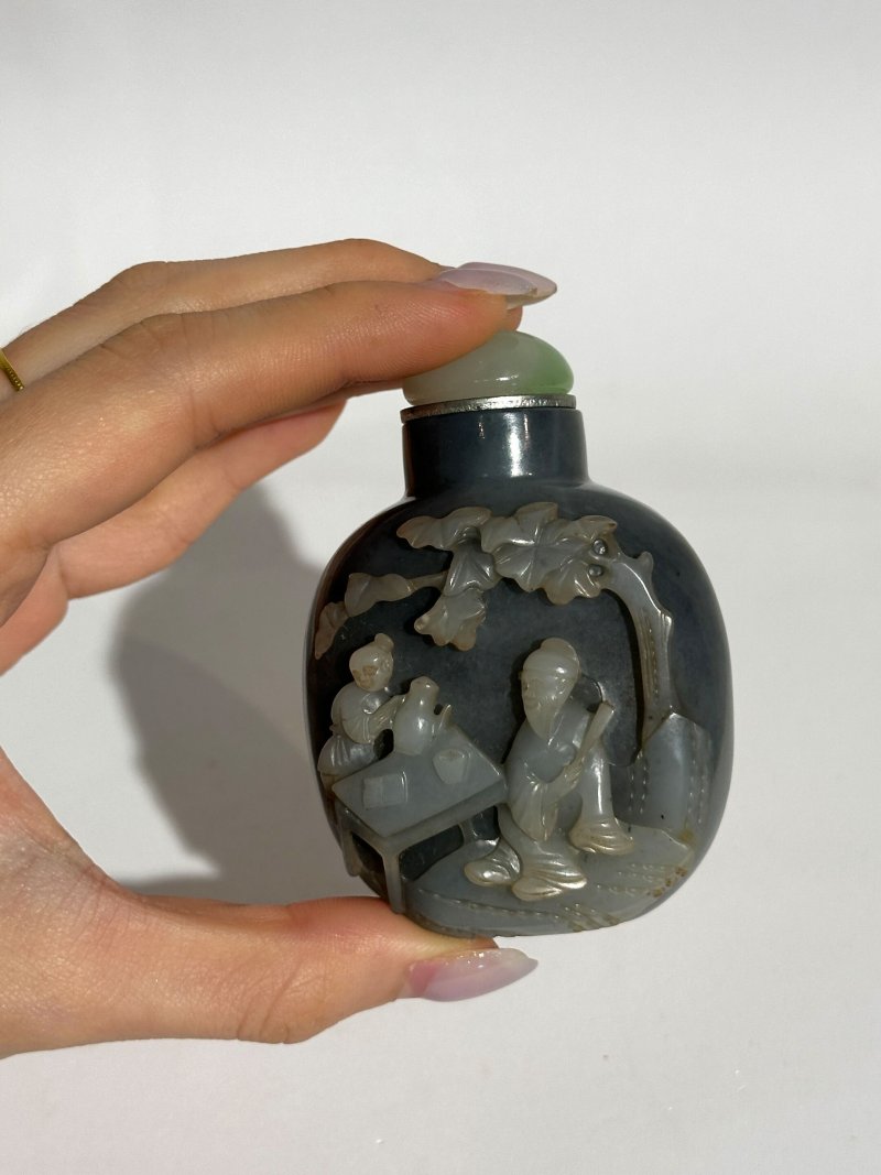 清1780-1850 蘇式灰白玉巧雕⌈高士品茗⌋鼻煙壺 | A BLACK AND WHITE JADE 'TEA CEREMONY' SNUFF BOTTLE - 图3