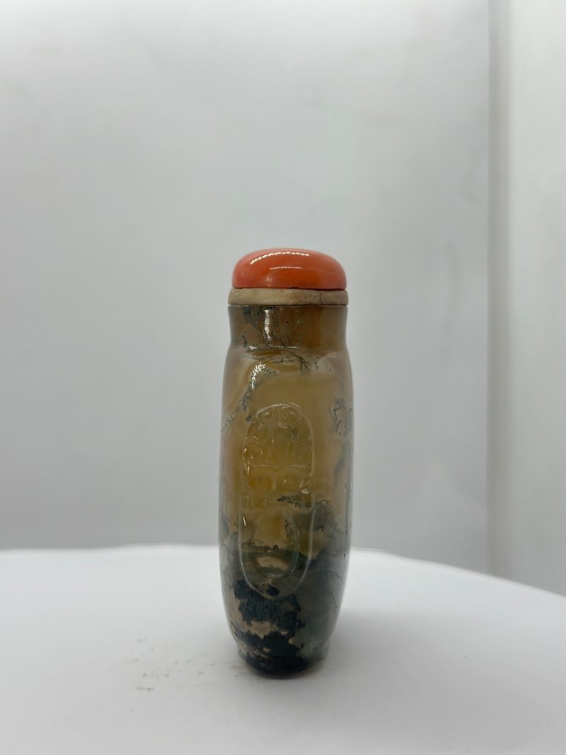 （壺）1780至1880，以葉仲三風格繪於其後 水藻瑪瑙內畫「汎舟清談•金玉滿堂」鼻煙壺、珊瑚蓋 | AN INSIDE PAINTED MOSS AGATE 'BOATING AND GOLDFISH' SNUFF BOTTLE - 图5