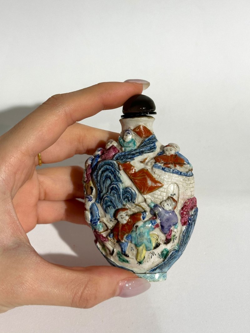 清十九世紀 粉彩模印刀馬人物紋鼻煙壺 ⌈乾隆年製⌋礬紅篆書款 | A MOULDED FAMILLE ROSE 'WARRIORS' SNUFF BOTTLE - 图3