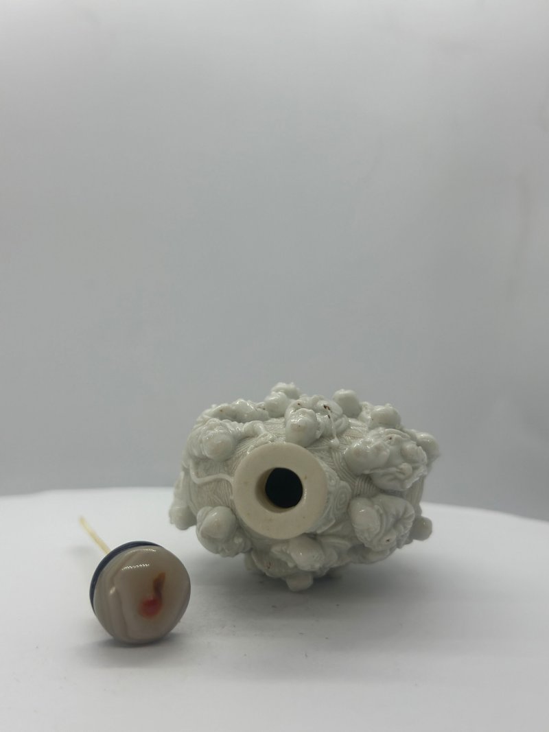 清嘉慶 瓷胎模印⌈十八羅漢⌋鼻煙壺 | A MOULDED BISCUIT PORCELAIN 'EIGHTEEN LUOHAN' SNUFF BOTTLE - 图3