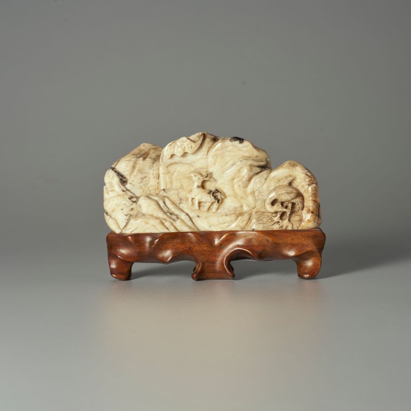 明 灰白玉帶沁⌈六合同春⌋筆擱 及座 | A GREY JADE 'LONGEVITY' BRUSH REST WITH DARK INCLUSION