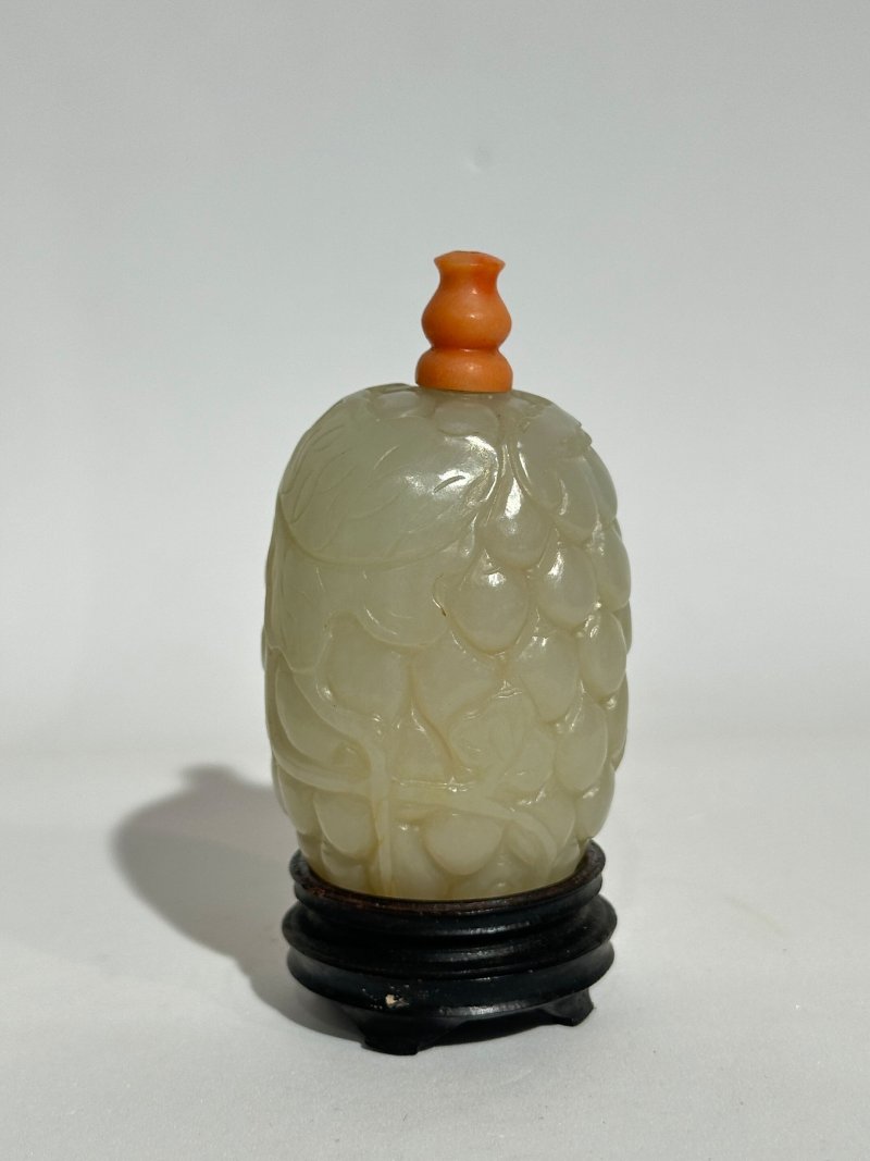 清十九世紀 白玉帶皮巧雕葡萄紋鼻煙壺、珊瑚蓋 及座 | A WHITE JADE 'GRAPES' SNUFF BOTTLE WITH RUSSET INCLUSION - 图8