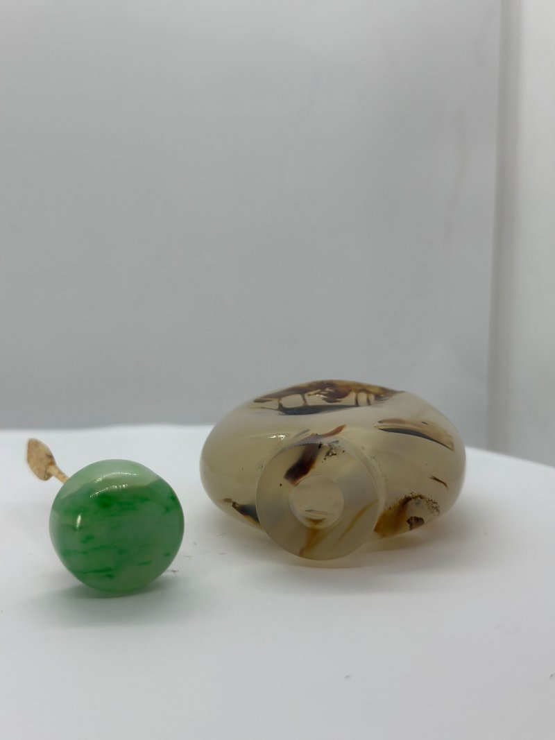 清十八/十九世紀 影瑪瑙⌈汎舟⌋鼻煙壺、翡翠蓋 | A CHALCEDONY SHADOW AGATE 'BOATING' SNUFF BOTTLE - 图2