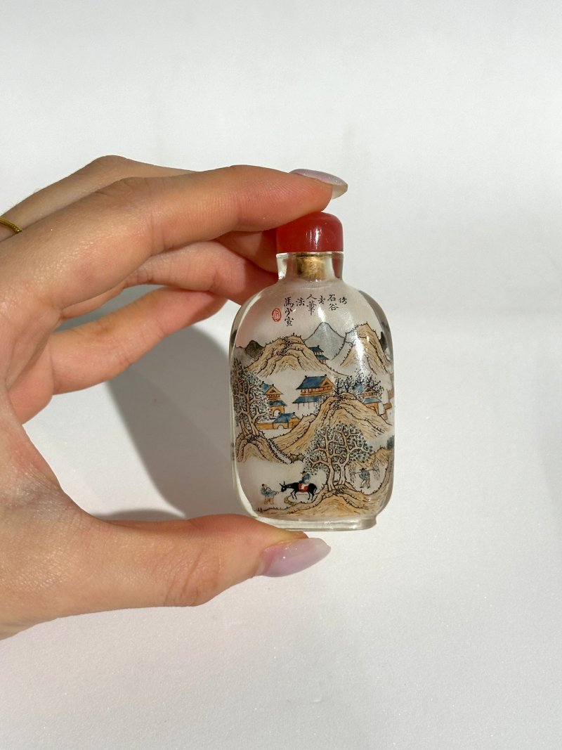 約1900年間 馬少宣（款） 玻璃內畫⌈山水⌋鼻煙壺 | AN INSIDE PAINTED GLASS 'LANDSCAPE OF WANG HUI' SNUFF BOTTLE - 图3