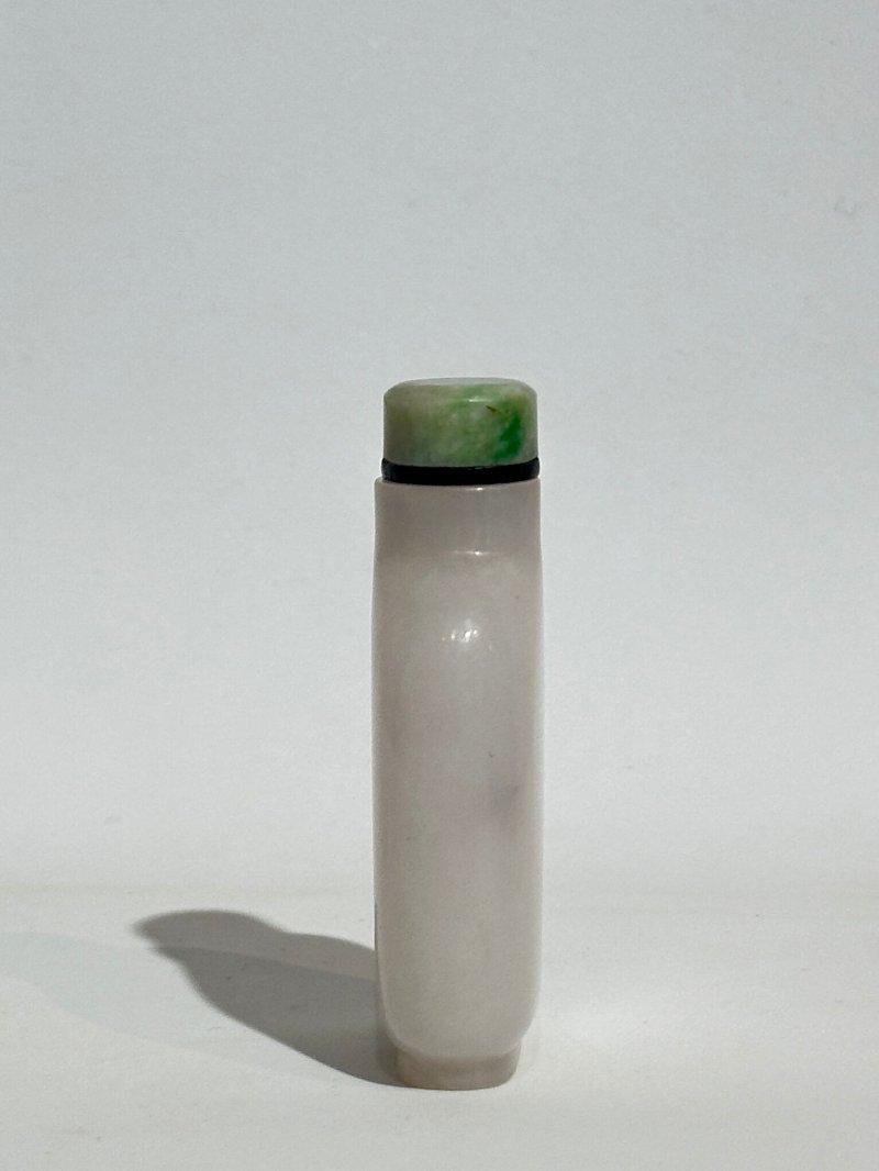 清十八/十九世紀 白玉光素鼻煙壺、翡翠蓋 | A WHITE JADE SNUFF BOTTLE - 图6