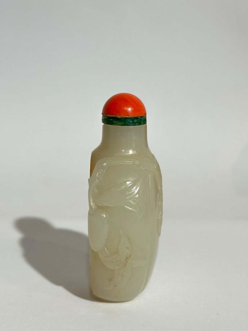 清十九世紀 白玉帶皮⌈瓜瓞綿綿⌋鼻煙壺 | A WHITE AND RUSSET JADE 'MELON' SNUFF BOTTLE - 图7