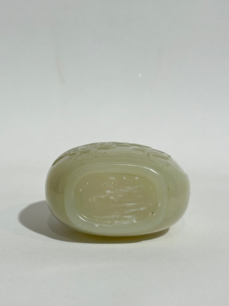 1750-1850 青白玉⌈一路連科⌋鼻煙壺、珊瑚蓋 | A GREENISH WHITE JADE 'LOTUS AND EGRET' SNUFF BOTTLE - 图5
