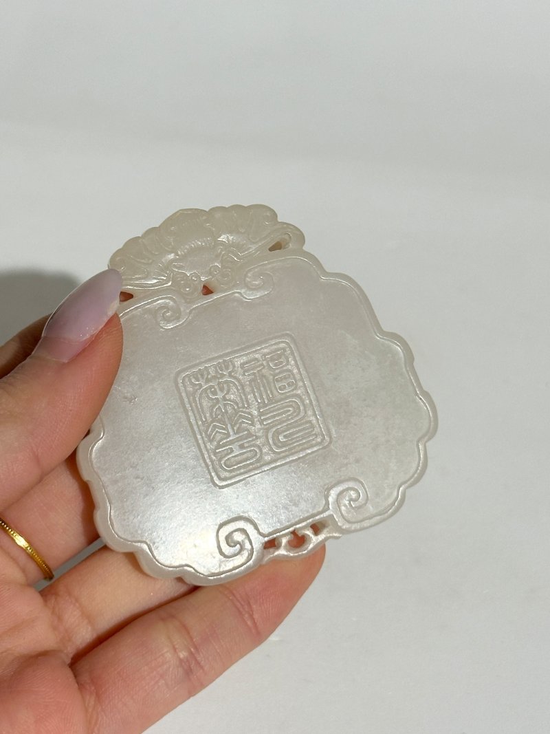 清十八世紀 白玉⌈福壽榮華⌋牌 及座 | A WHITE JADE 'PEONY' PLAQUE - 图2