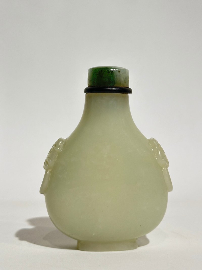 清十九世紀 青白玉光素鋪首銜環耳鼻煙壺、翡翠蓋 | A GREENISH WHITE JADE SNUFF BOTTLE - 图8