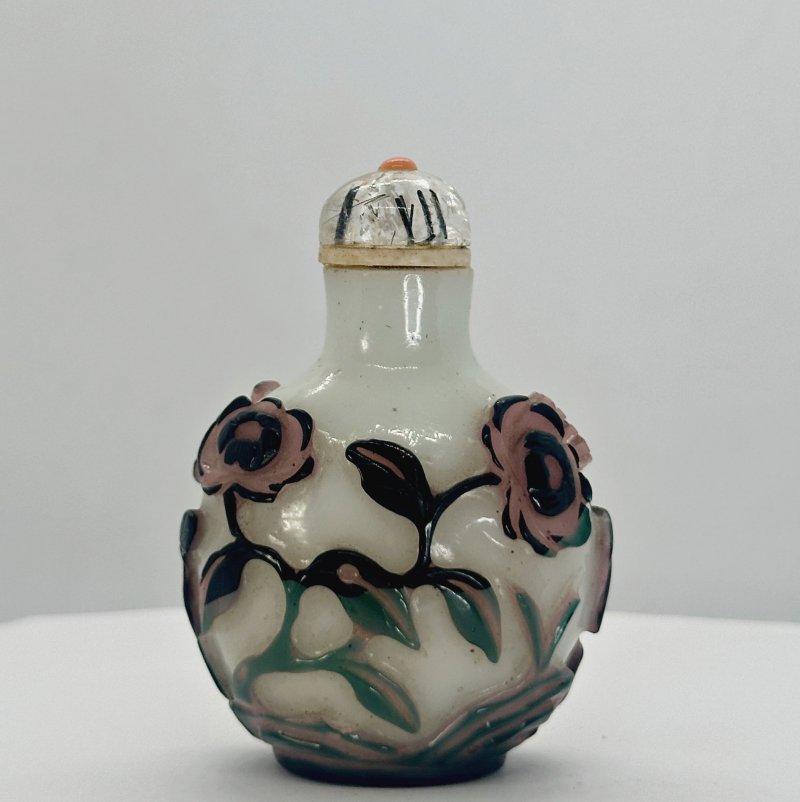 1750-1850 涅白地套三色玻璃菊紋鼻煙壺 髮晶點珊瑚蓋 | A MULTI-COLOUR OVERLAY WHITE GLASS 'FLOWERS' SNUFF BOTTLE - 图4