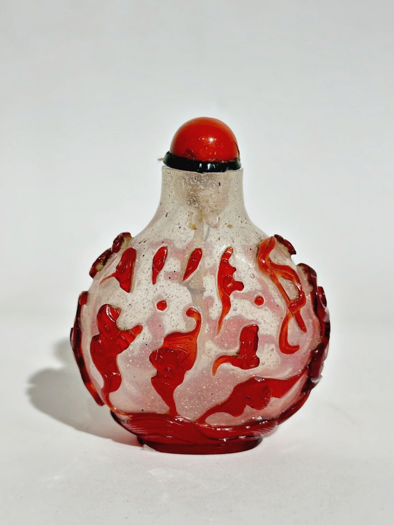 清十九世紀 霏雪地套紅玻璃蝠紋鼻煙壺 | A RED OVERLAY GLASS 'BATS' SNUFF BOTTLE - 图9