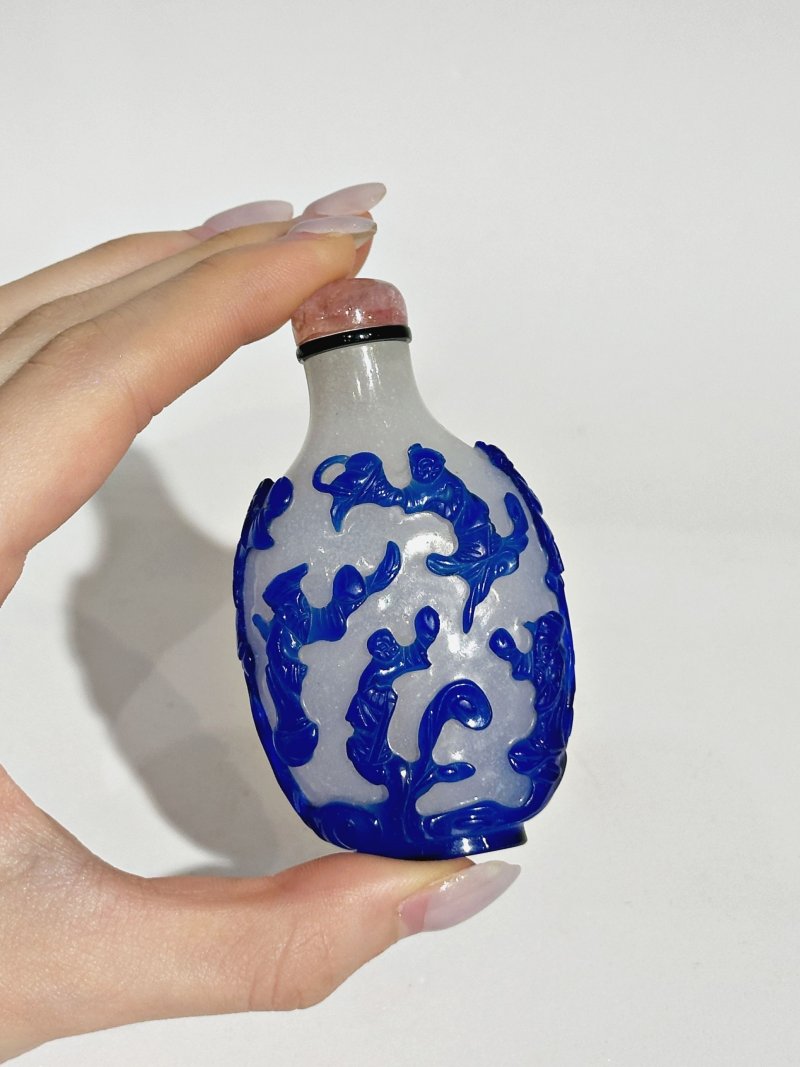 1750-1850 霏雪地套藍玻璃⌈八仙獻壽⌋鼻煙壺 | A BLUE OVERLAY TRANSLUCENT GLASS 'THE GOD OF LONGEVITY' SNUFF BOTTLE - 图3